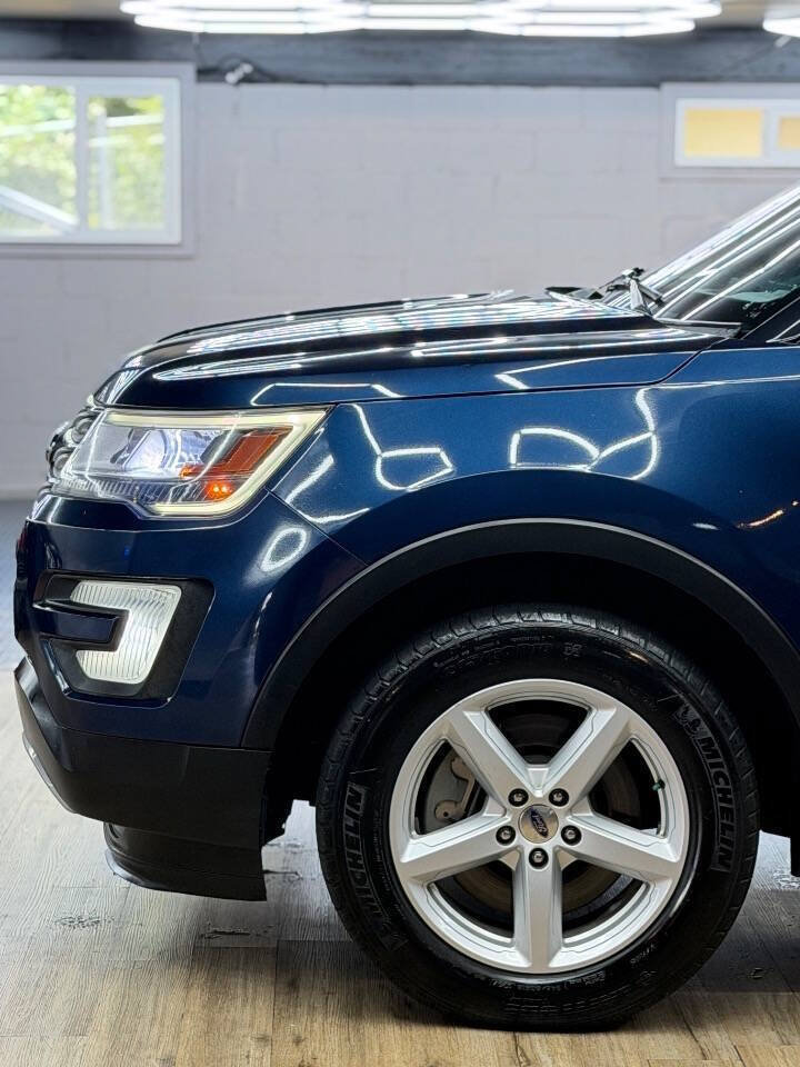 Used 2017 Ford Explorer XLT w/ Equipment Group 201A AWD/4WD image 3