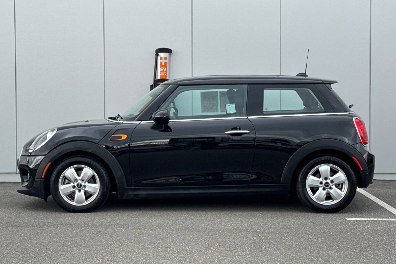 Used 2019 MINI Cooper 2-Door Hardtop image 2