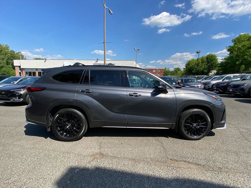 Used 2023 Toyota Highlander XSE AWD/4WD image 2