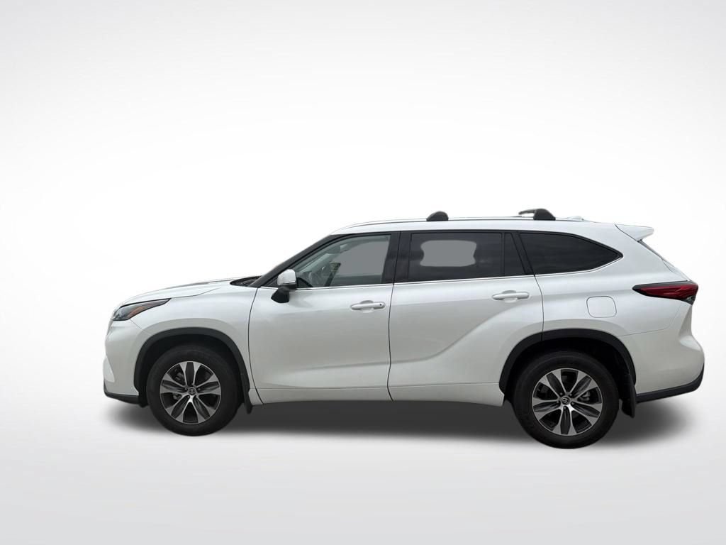 Used 2021 Toyota Highlander XLE AWD/4WD image 2