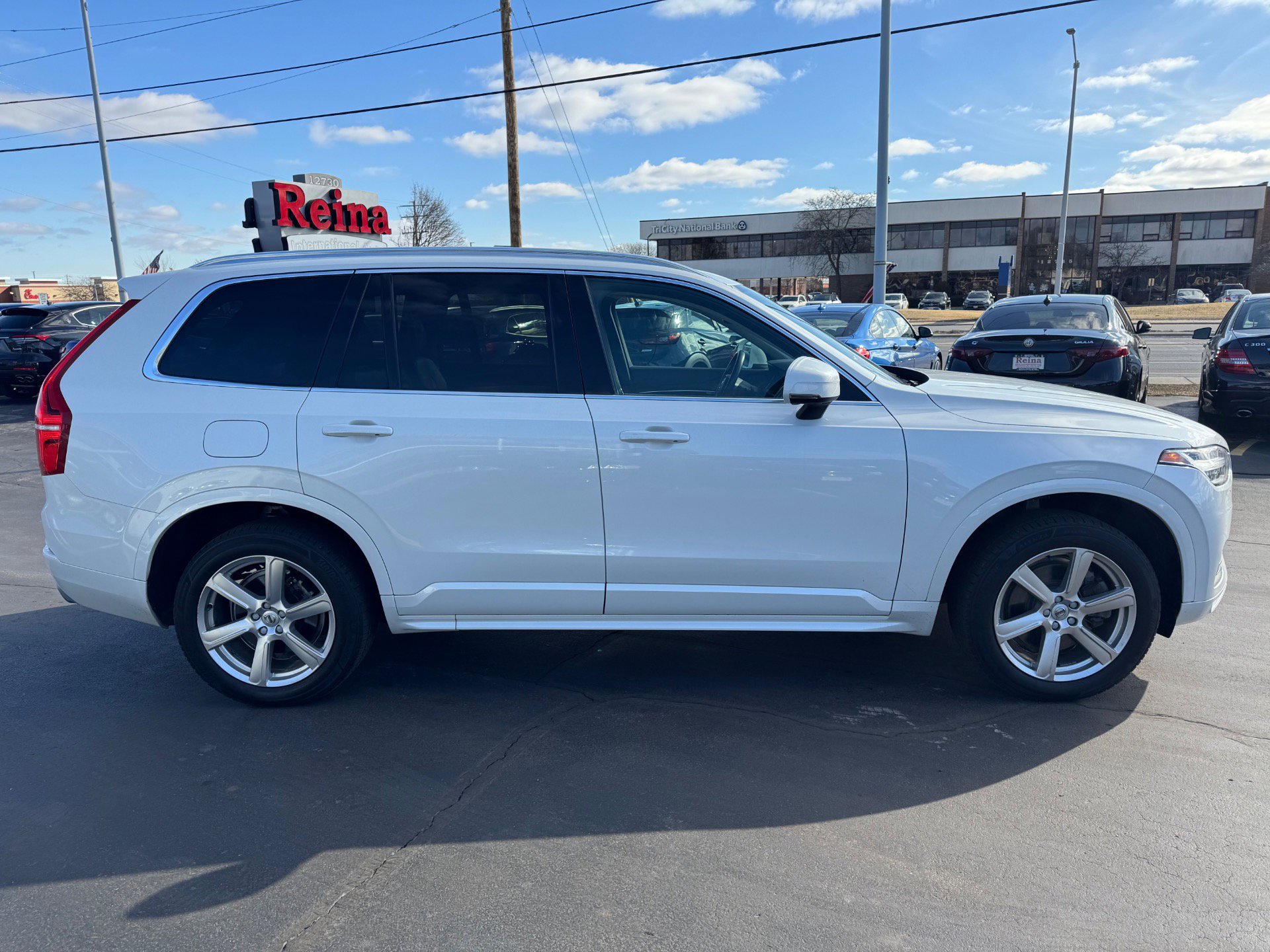Used 2020 Volvo XC90 T6 Momentum AWD/4WD image 17