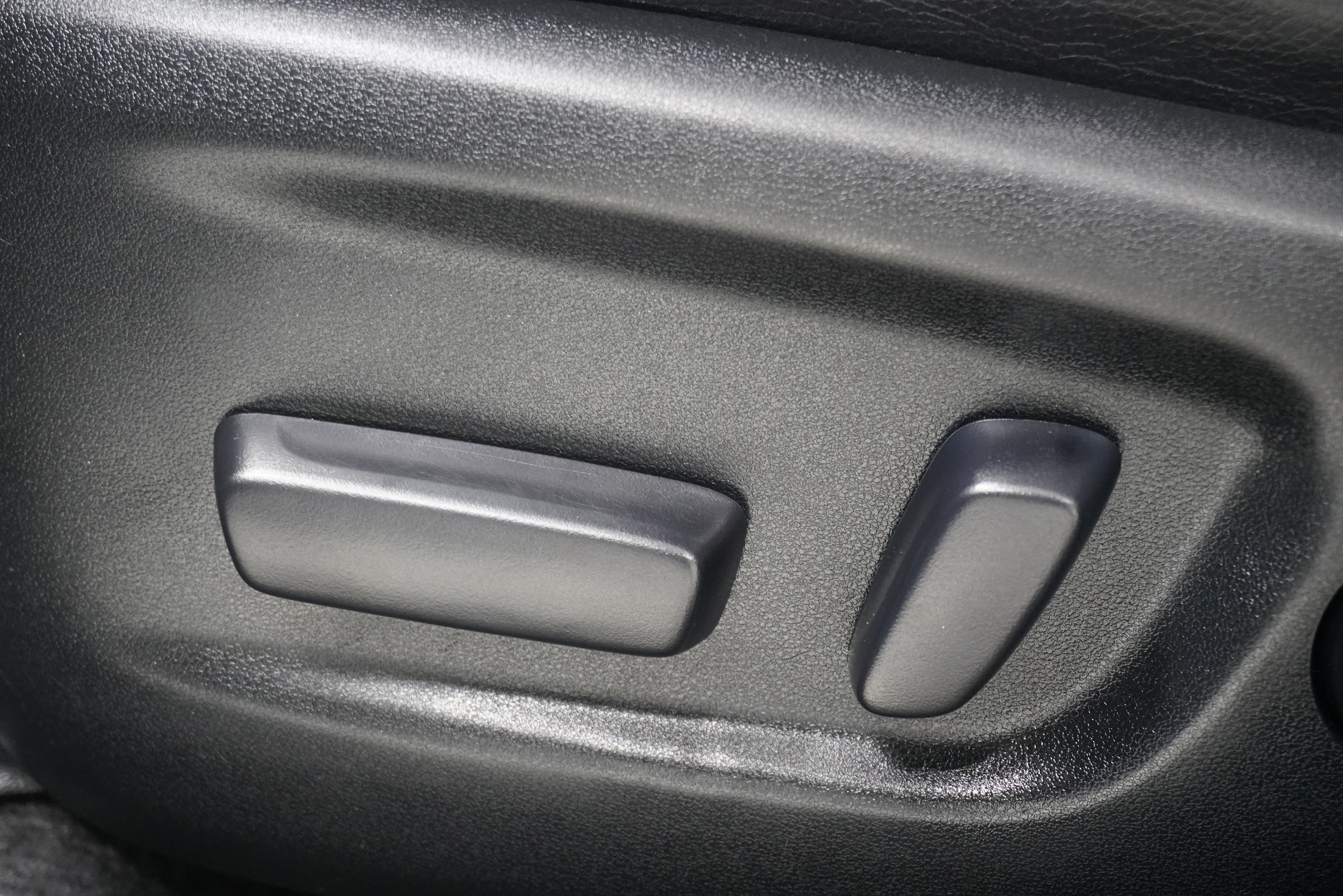 Used 2015 Toyota RAV4 Limited w/ Technology Package FWD image 15