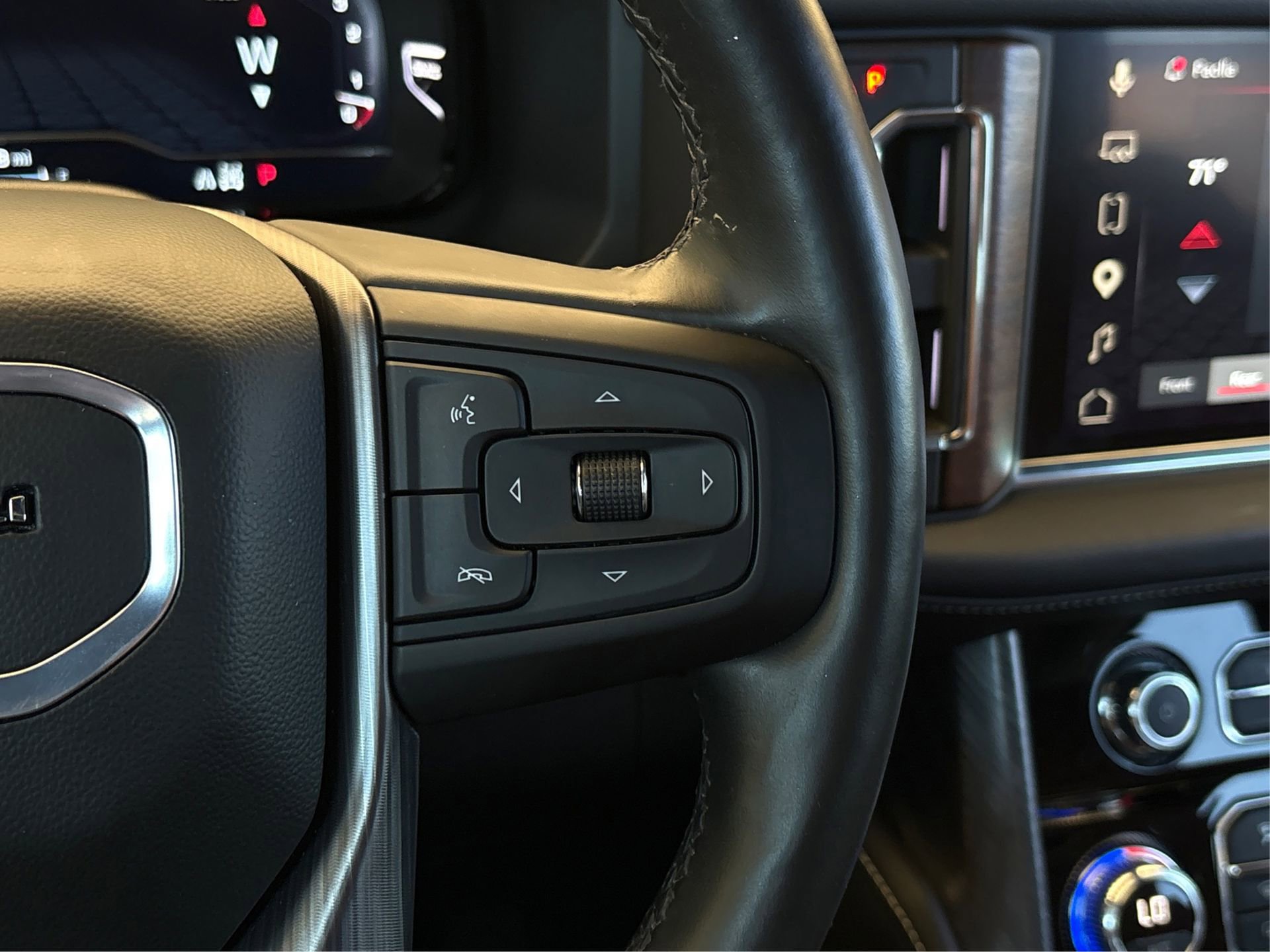Used 2024 GMC Yukon Denali Ultimate AWD/4WD image 28