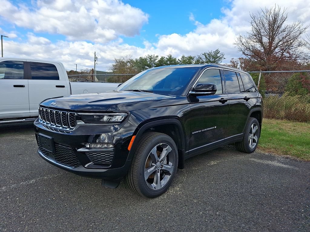 New 2025 Jeep Grand Cherokee Limited w/ MOPAR Finishing Package AWD/4WD image 3