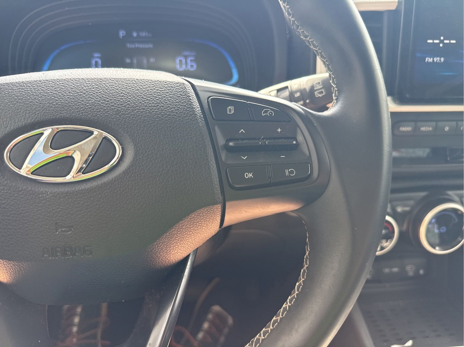 Used 2023 Hyundai Venue Limited FWD image 31