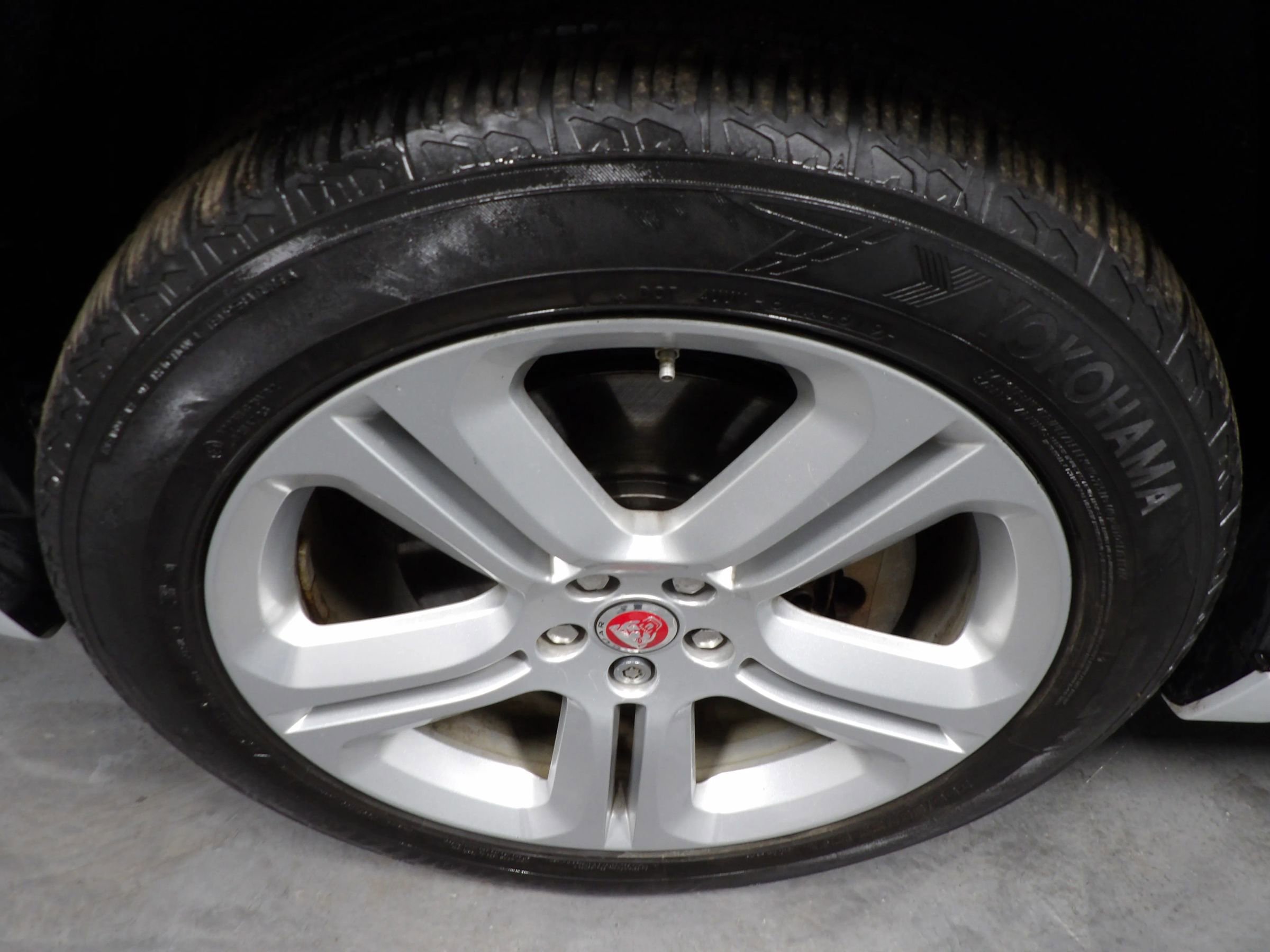 Used 2018 Jaguar F-PACE R-Sport image 32