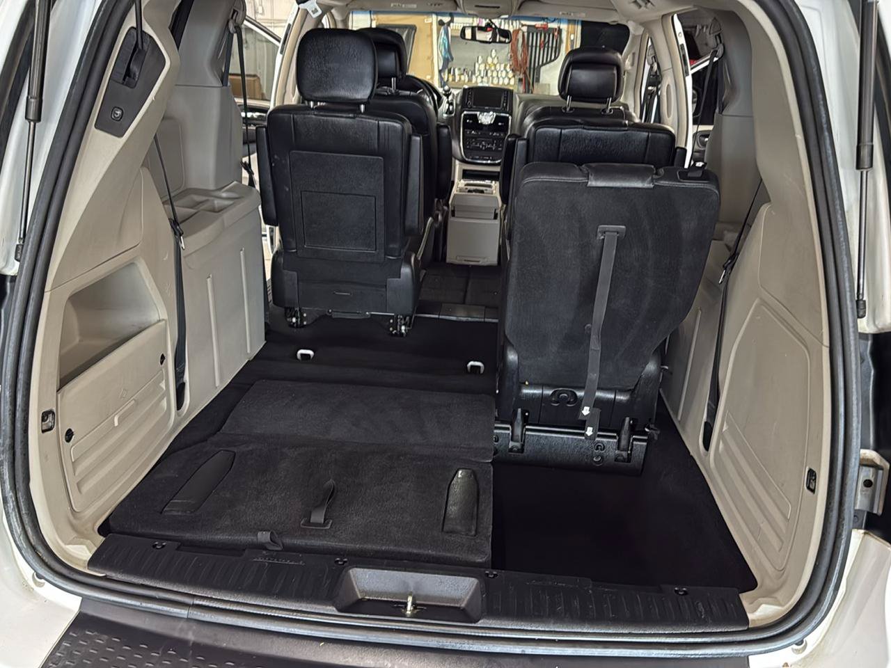 Used 2015 Chrysler Town & Country Touring FWD image 40