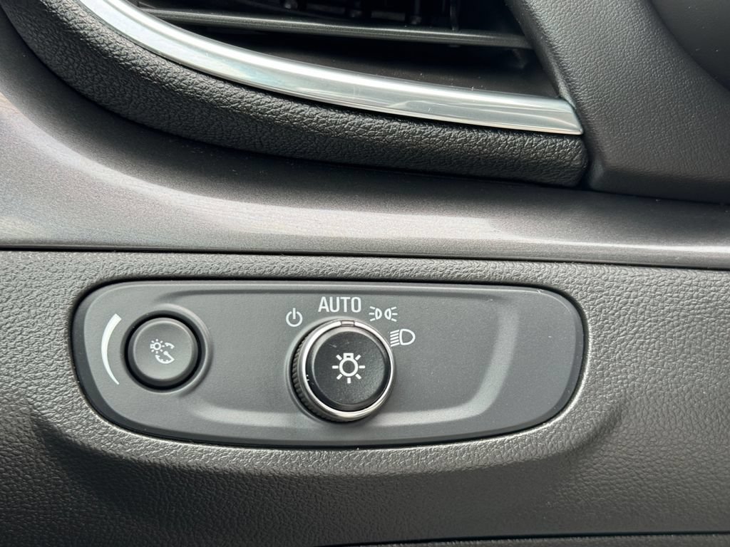 Used 2021 Buick Encore Preferred AWD/4WD image 30