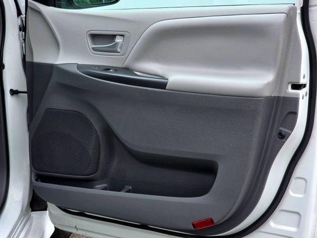 Used 2019 Toyota Sienna LE w/ LE Preferred Package FWD image 31