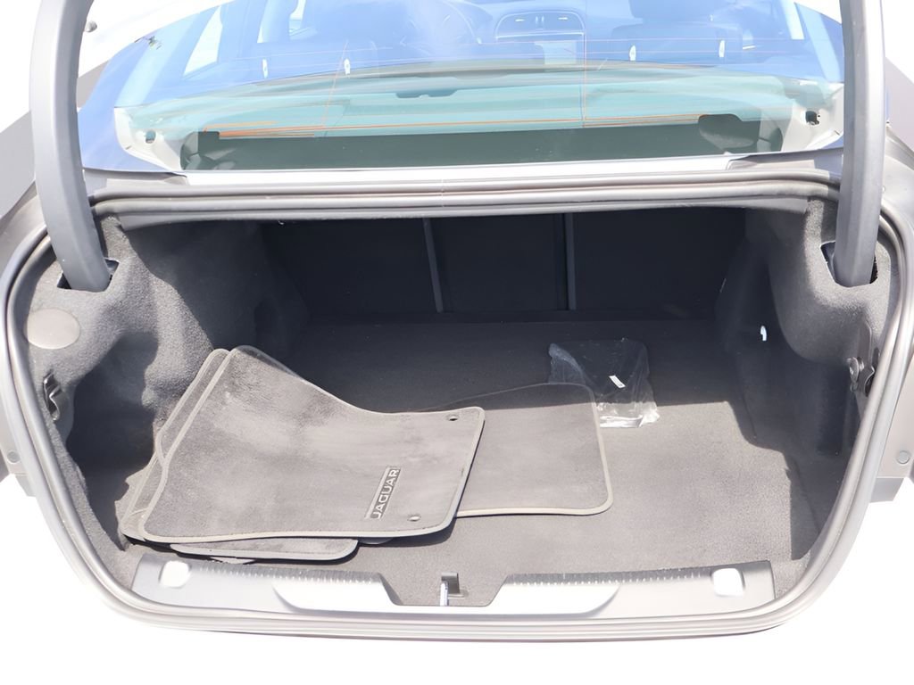 Used 2019 Jaguar XE Premium image 17