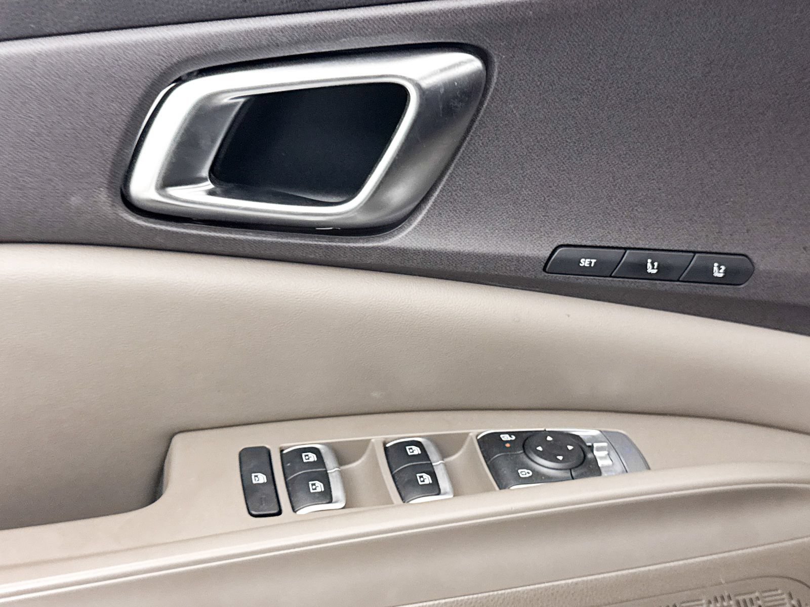 Used 2025 Kia Carnival EX FWD image 28