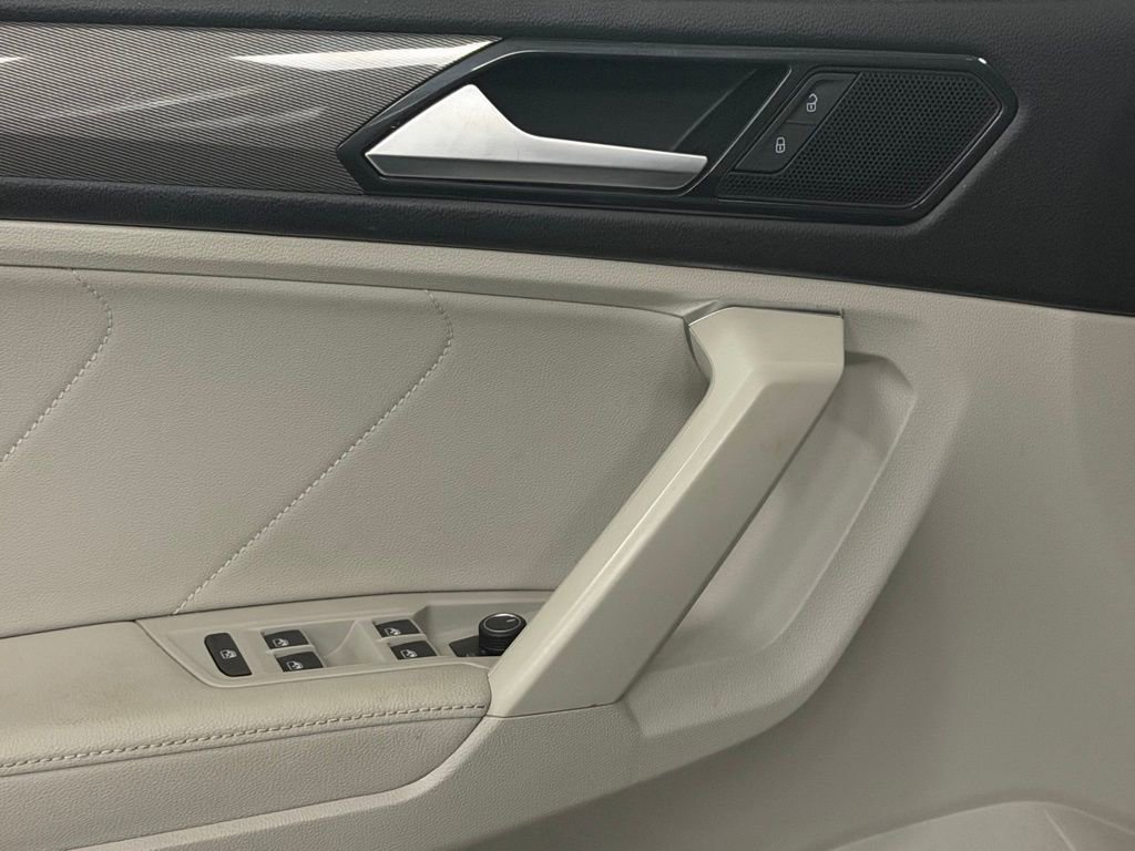 Used 2022 Volkswagen Tiguan SE w/ Panoramic Sunroof Package AWD/4WD image 13