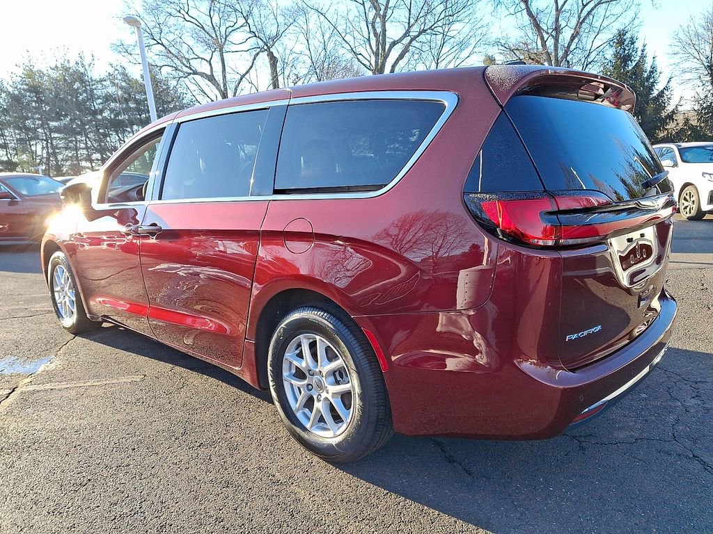 Used 2023 Chrysler Pacifica Touring-L image 6