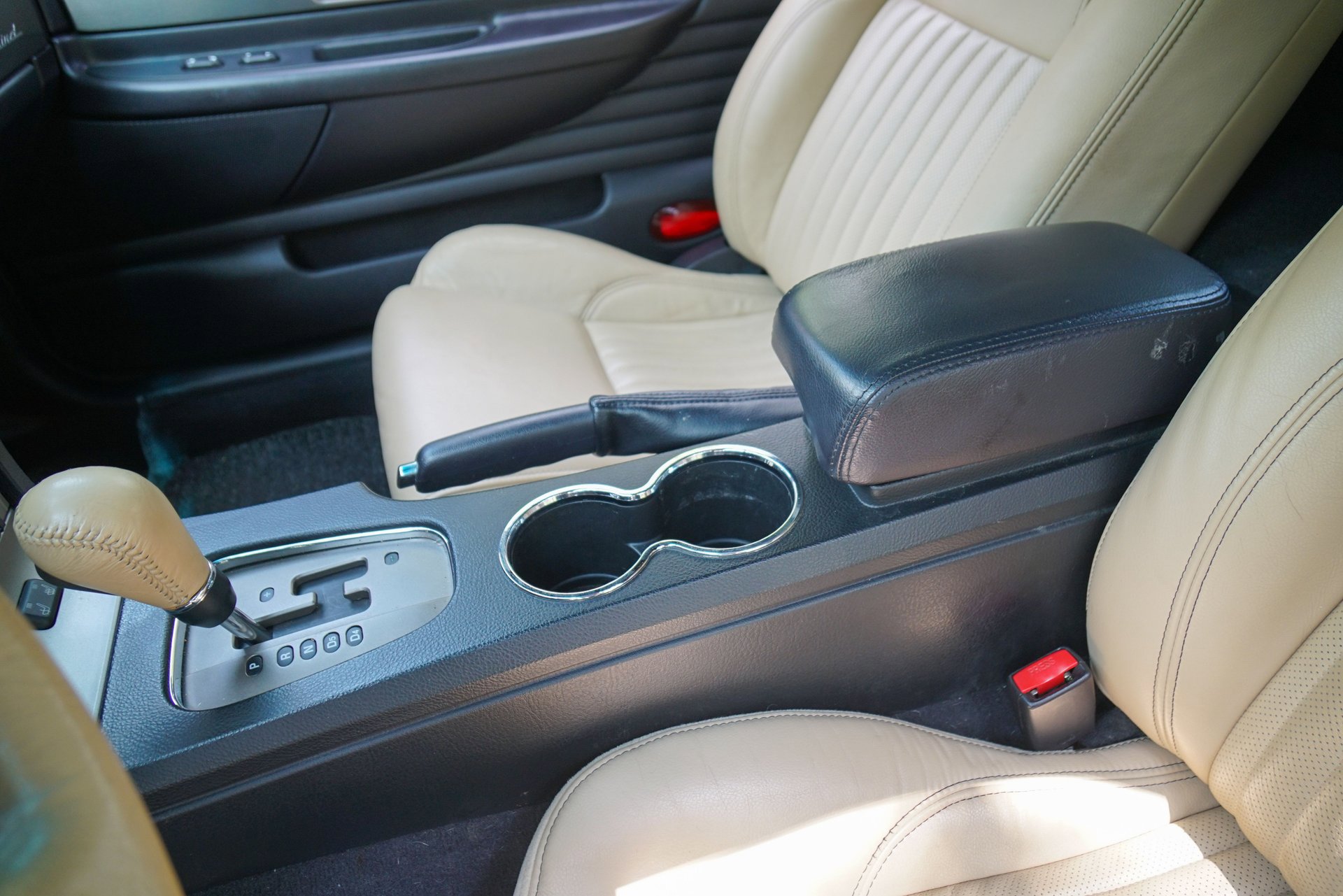 Used 2005 Ford Thunderbird 50th Anniversary RWD image 32