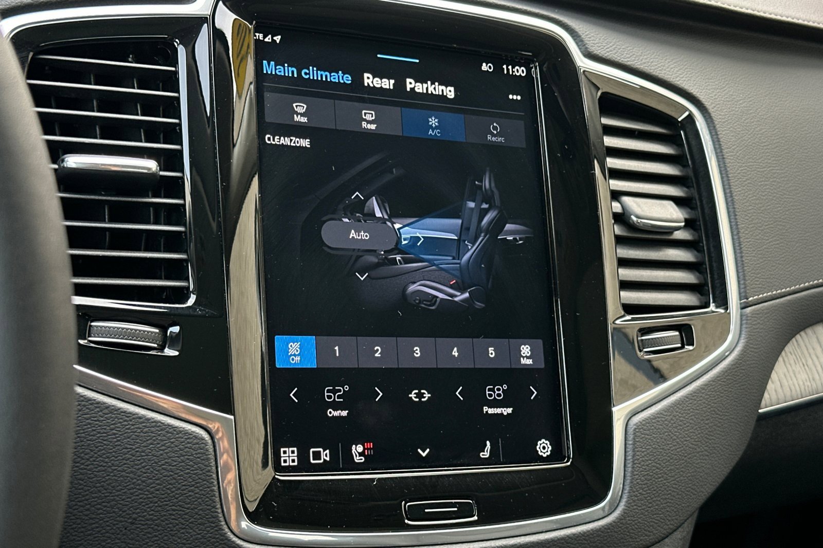 Certified 2025 Volvo XC90 T8 Ultra w/ Protection Package Premier image 24