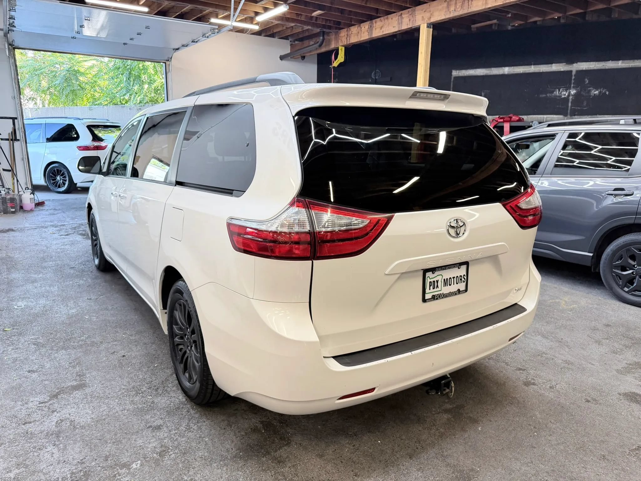 Used 2017 Toyota Sienna XLE FWD image 4