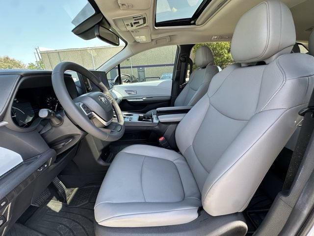 Used 2026 Toyota Sienna XLE FWD image 27