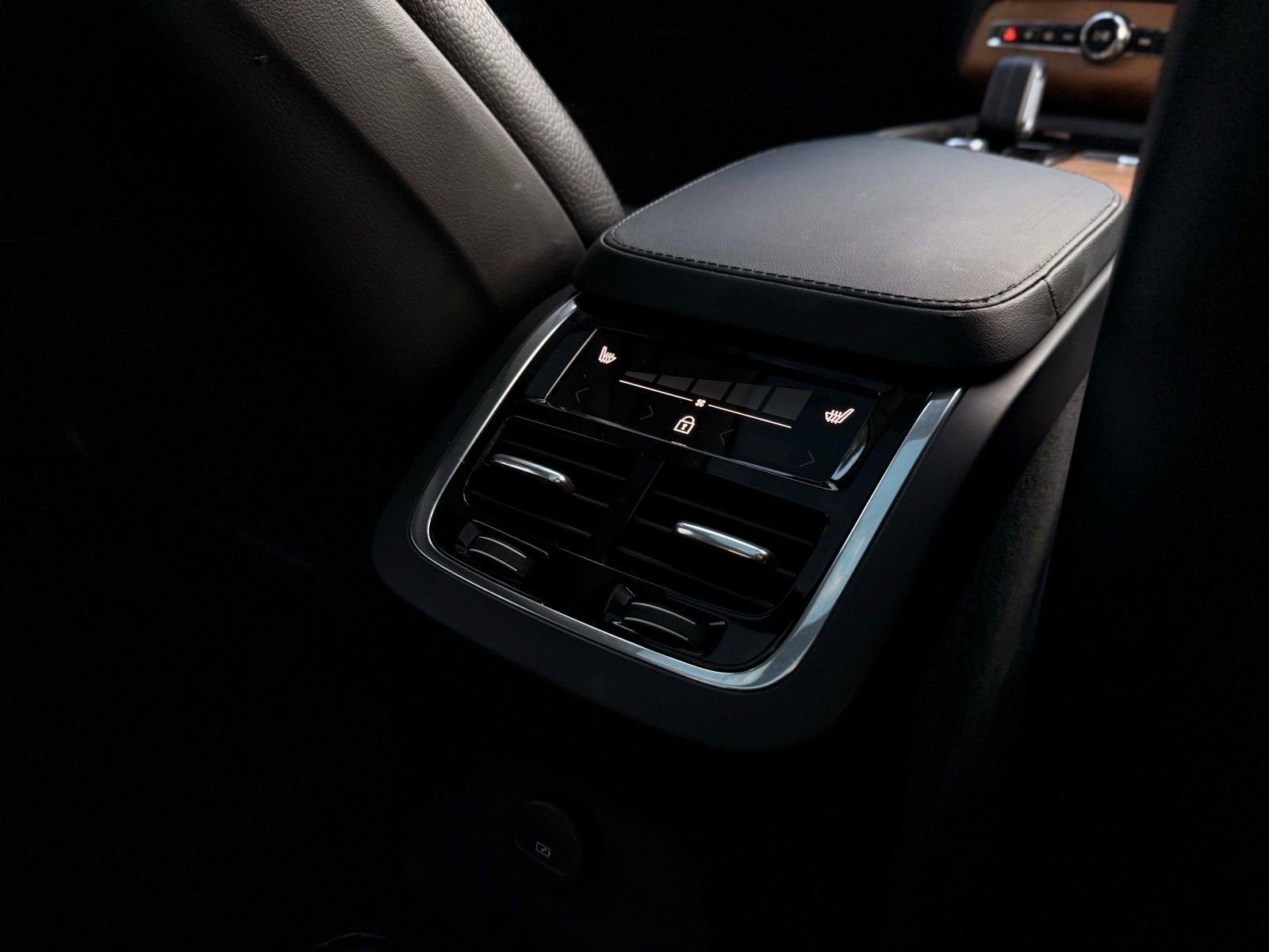 Used 2023 Volvo XC90 T8 Plus image 27