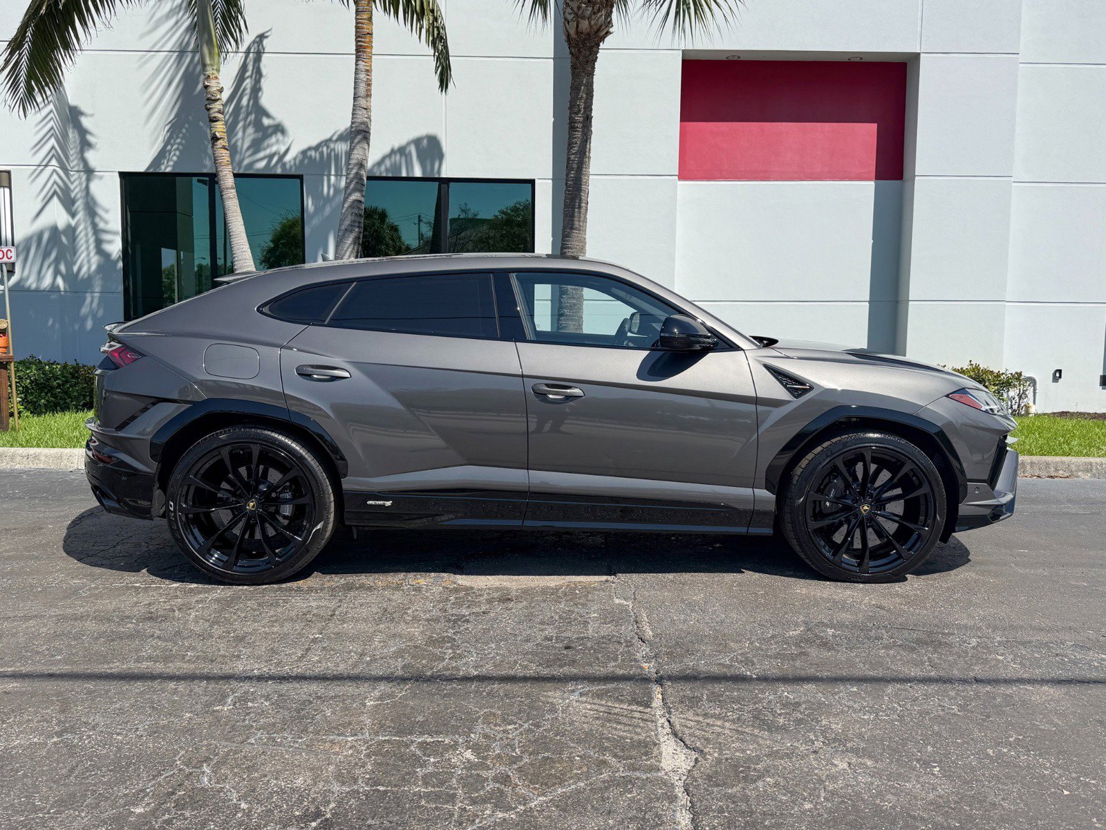 Used 2024 Lamborghini Urus S AWD/4WD image 2