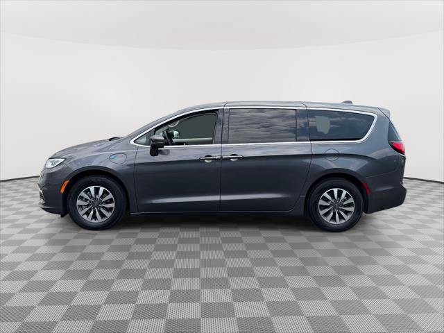 Used 2022 Chrysler Pacifica Touring-L FWD image 4