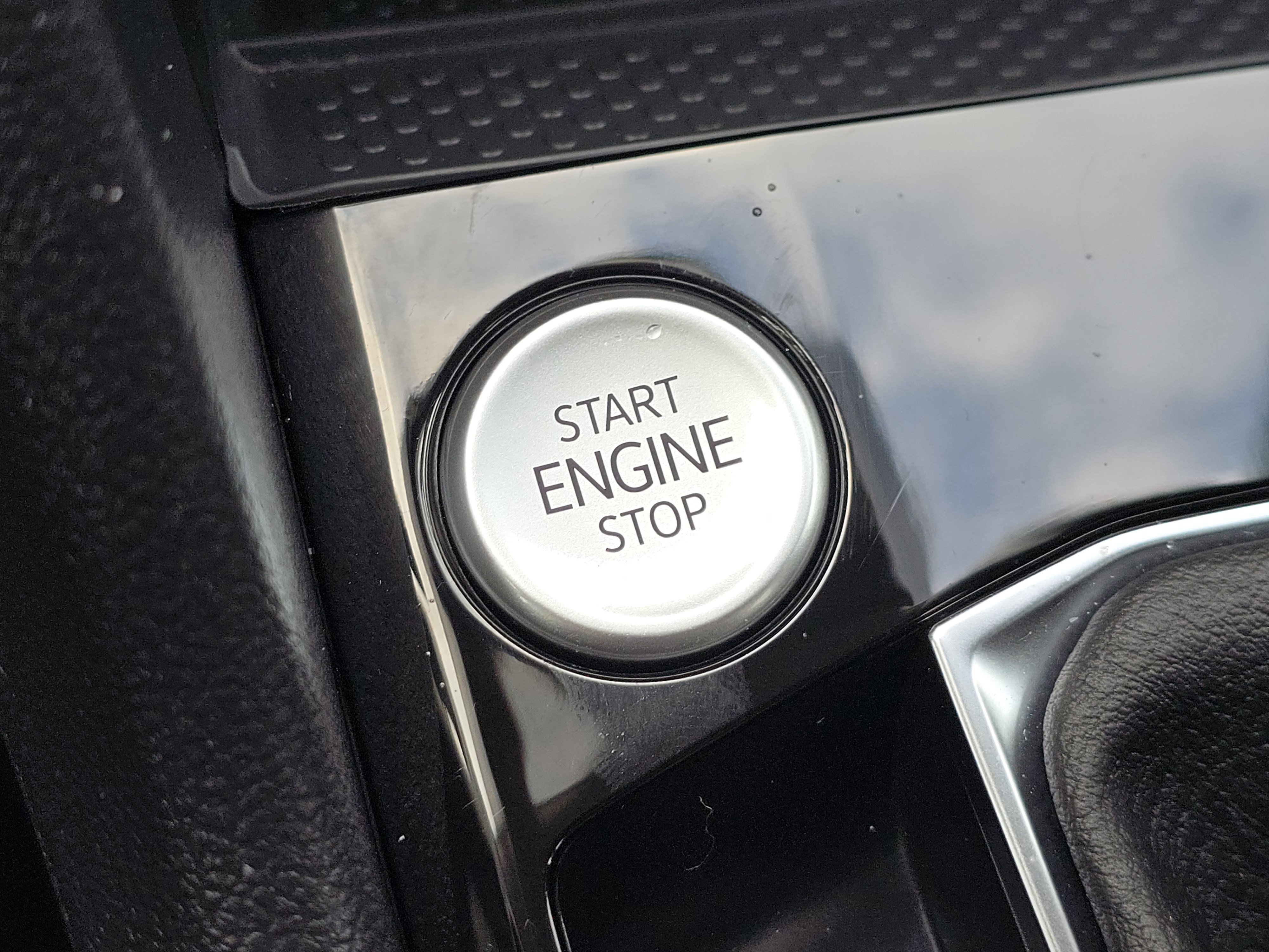 Certified 2024 Volkswagen Taos SE w/ Panoramic Sunroof Package AWD/4WD image 23