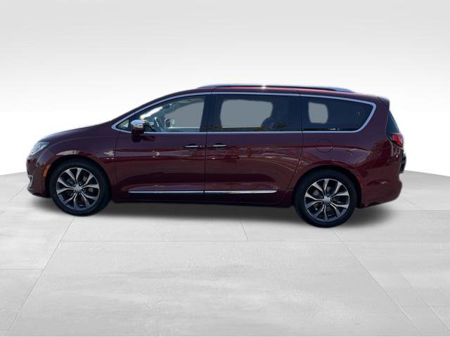 Used 2017 Chrysler Pacifica Limited w/ Tire & Wheel Group FWD image 4