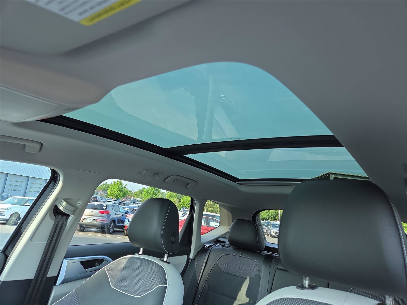 New 2026 Volkswagen Taos SE w/ Panoramic Sunroof Package FWD image 25