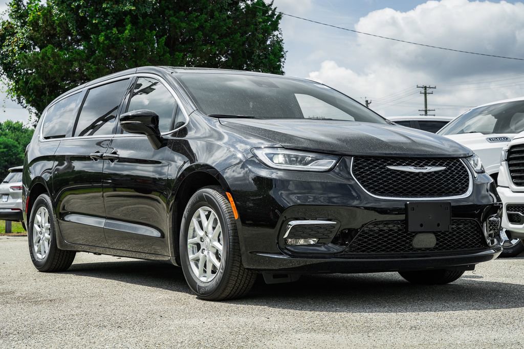 New 2025 Chrysler Pacifica Select image 1