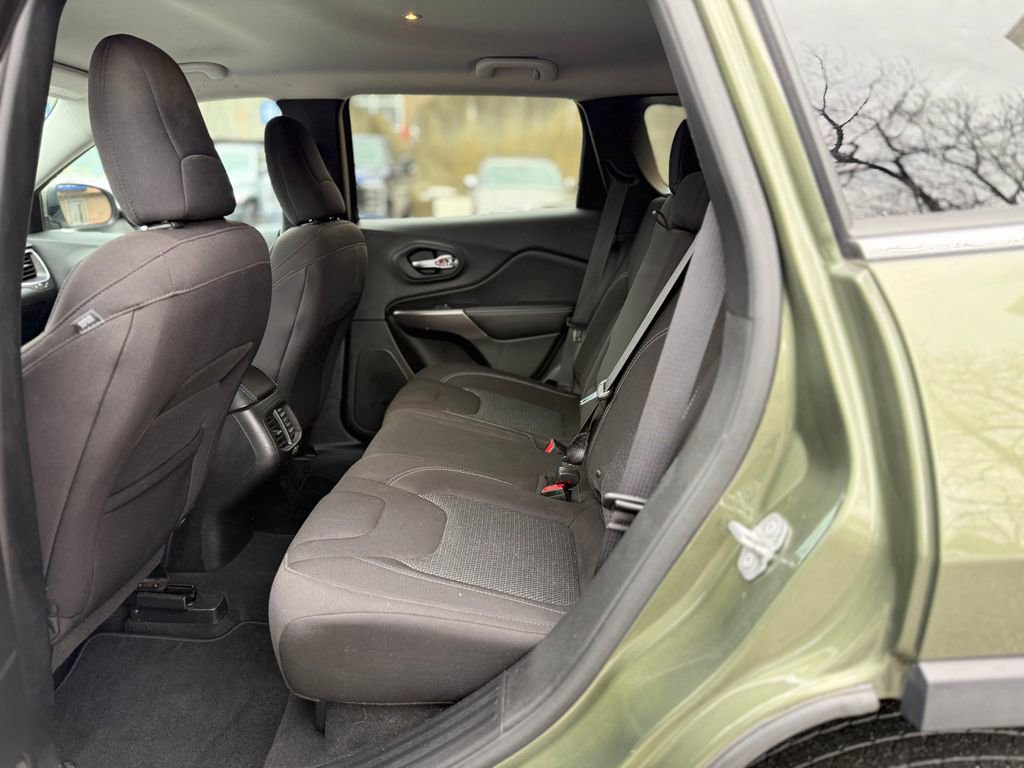 Used 2019 Jeep Cherokee Latitude w/ Popular Appearance Group image 17