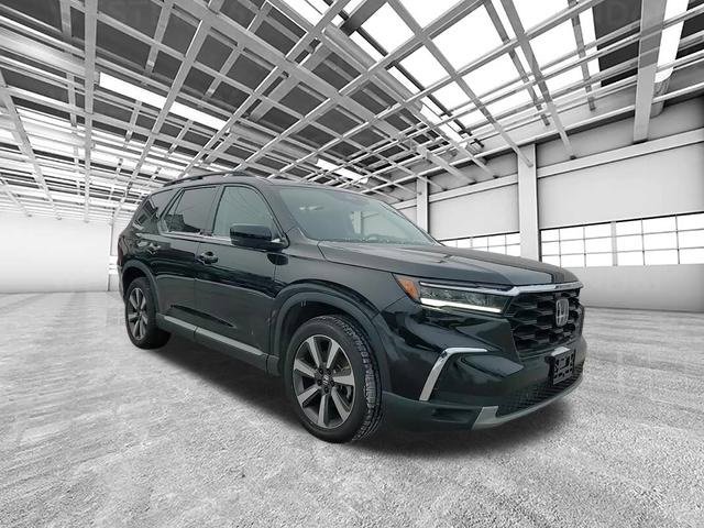 Used 2025 Honda Pilot Touring image 1