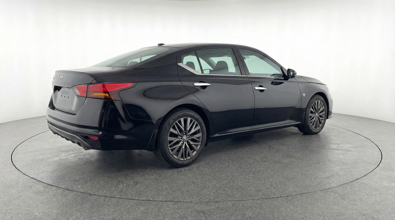 Used 2025 Nissan Altima 2.5 SV image 9