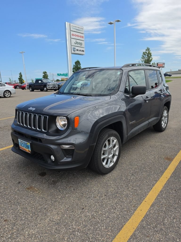 Used 2023 Jeep Renegade Latitude w/ Premium Group AWD/4WD image 3