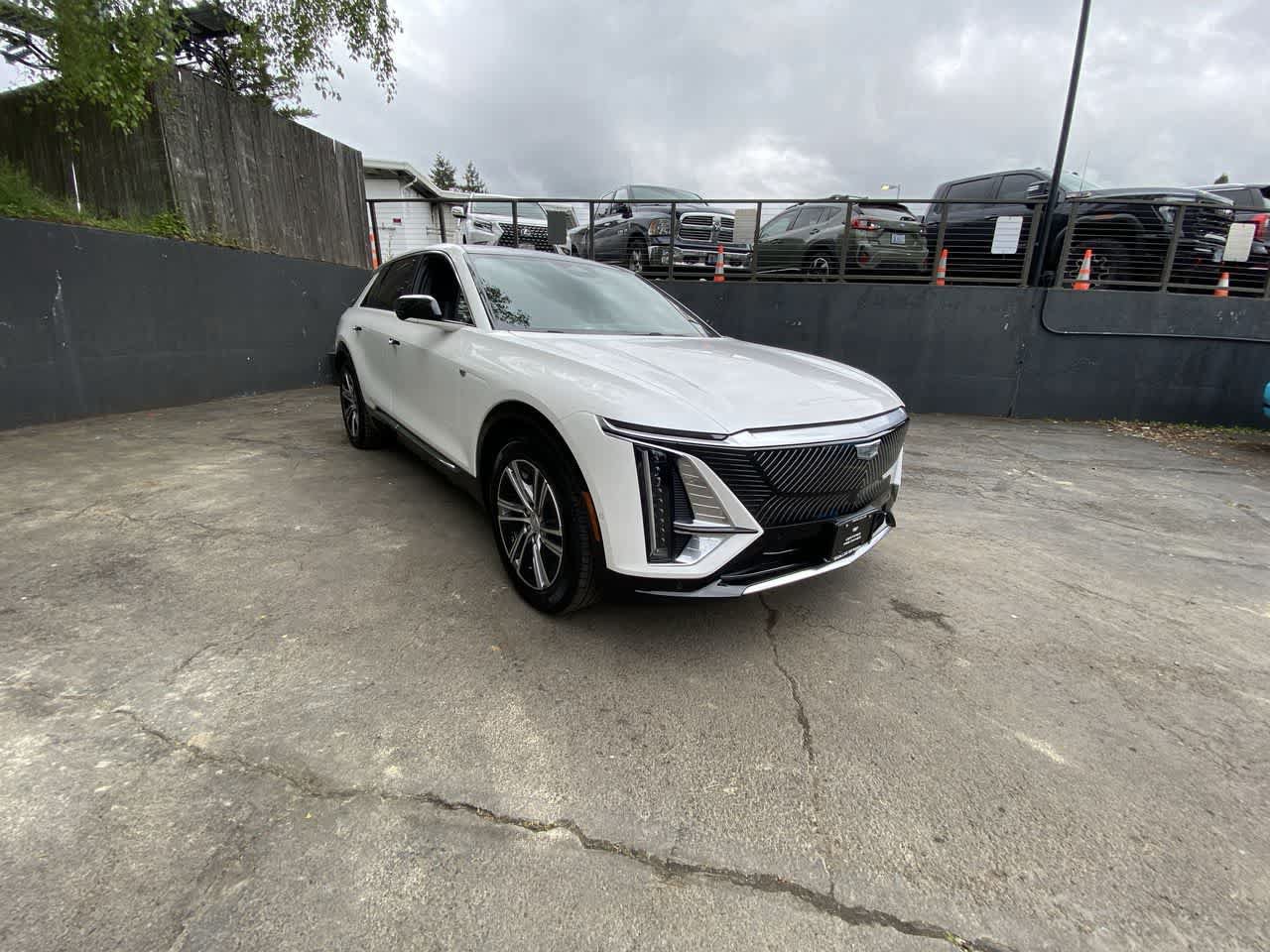 Used 2025 Cadillac Lyriq Luxury AWD/4WD image 8