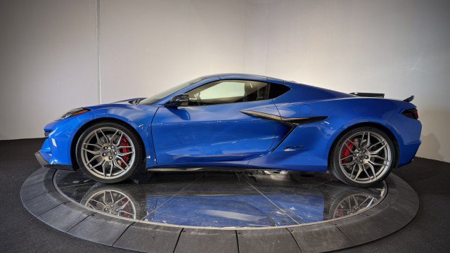 Used 2024 Chevrolet Corvette Z06 w/ Stealth Interior Trim Package RWD image 25
