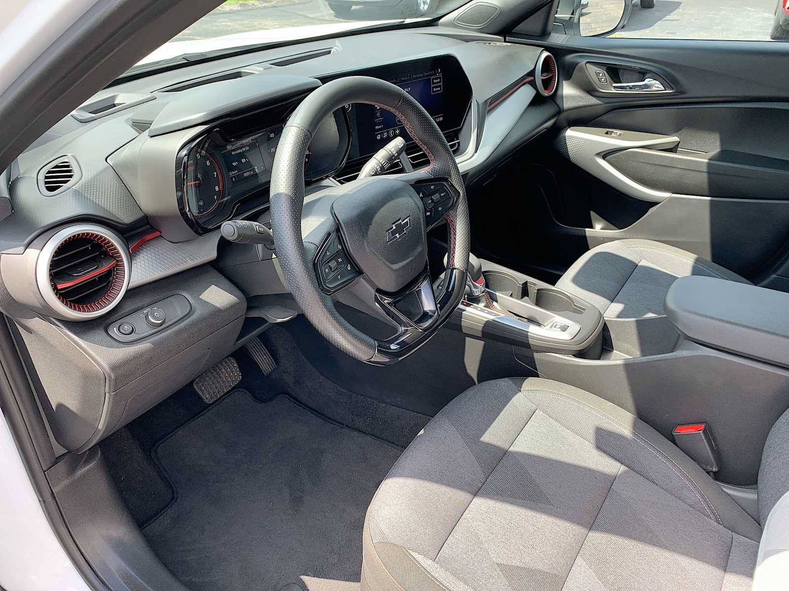 Certified 2024 Chevrolet Trax RS FWD image 10