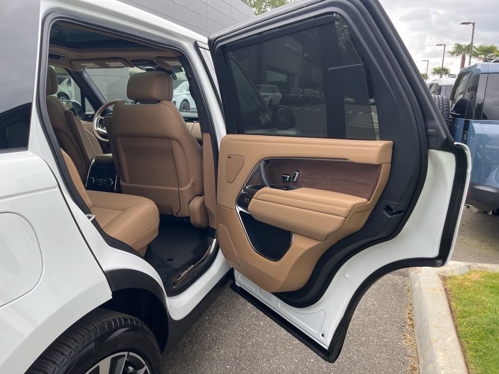 New 2026 Land Rover Range Rover Long Wheelbase SE AWD/4WD image 17