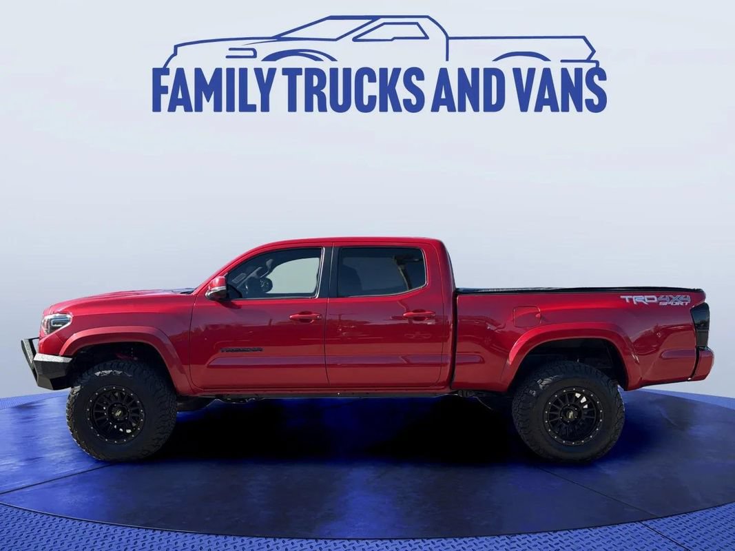 Used 2017 Toyota Tacoma TRD Sport AWD/4WD image 2