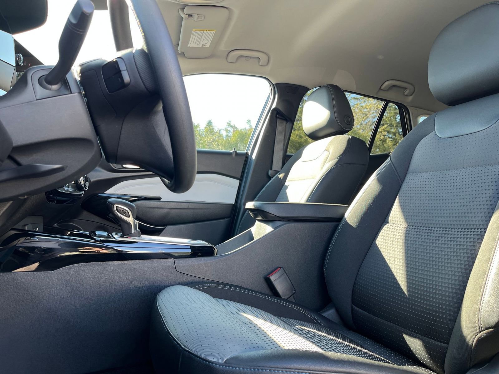 Used 2025 Chevrolet Trax LT FWD image 25