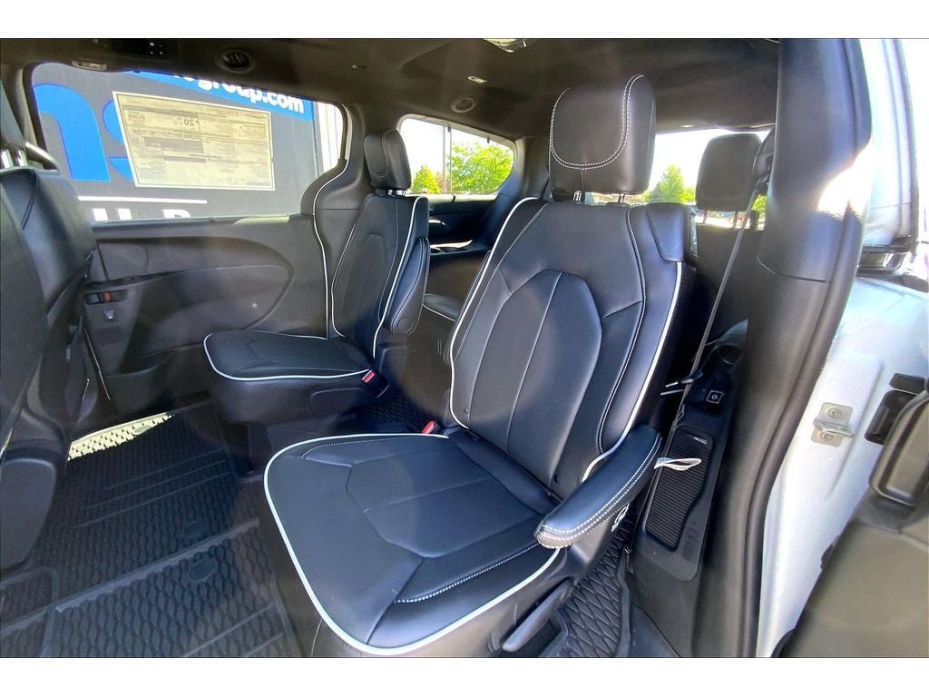 New 2027 Chrysler Pacifica Limited AWD/4WD image 11