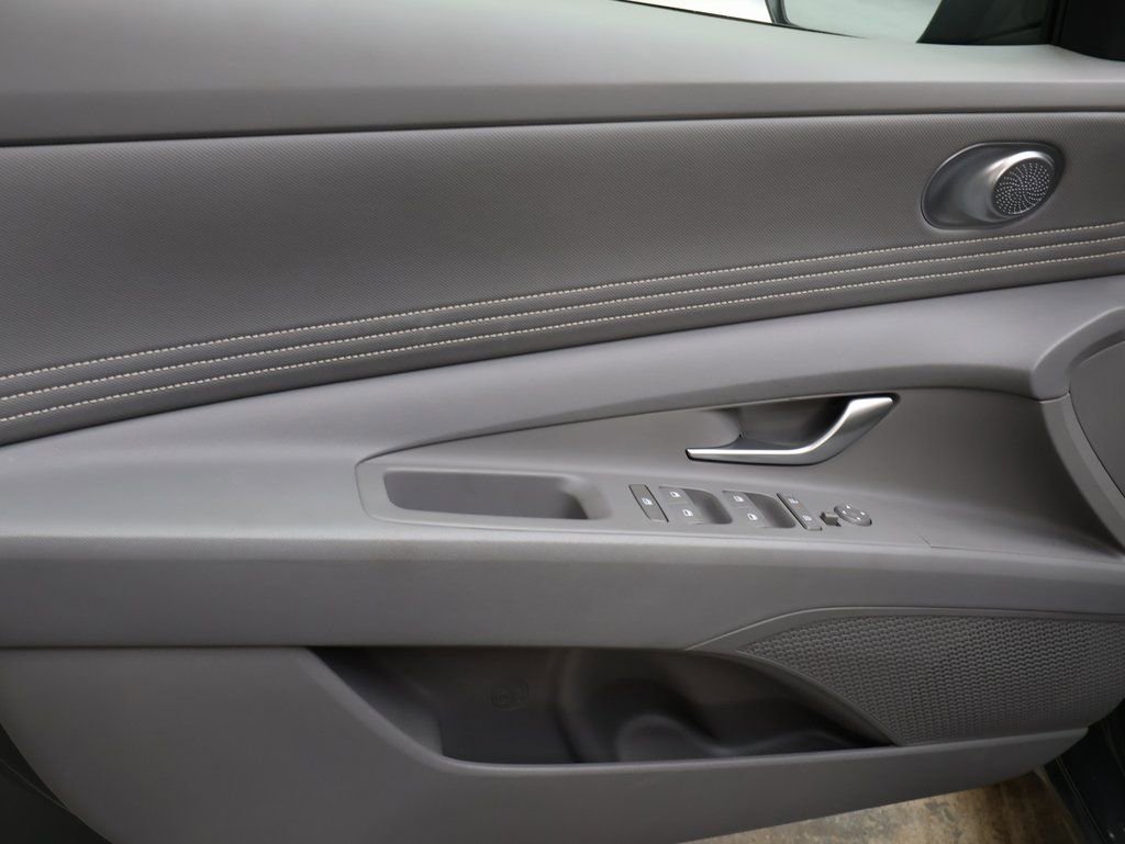 Used 2025 Hyundai Elantra Sport image 15