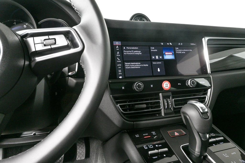 Certified 2025 Porsche Macan image 11