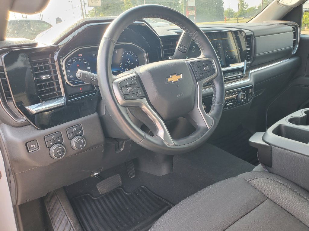 Used 2024 Chevrolet Silverado 1500 LT AWD/4WD image 9