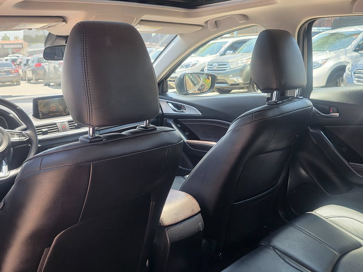 Used 2018 MAZDA MAZDA3 Touring FWD image 23