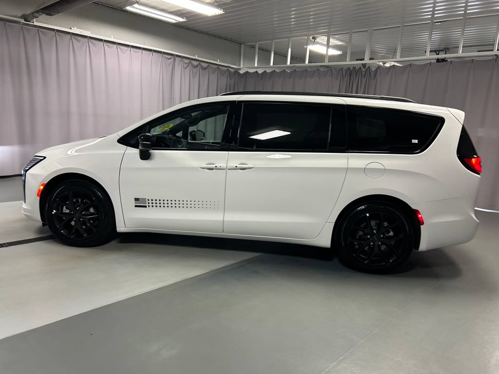 New 2027 Chrysler Pacifica Select FWD image 4