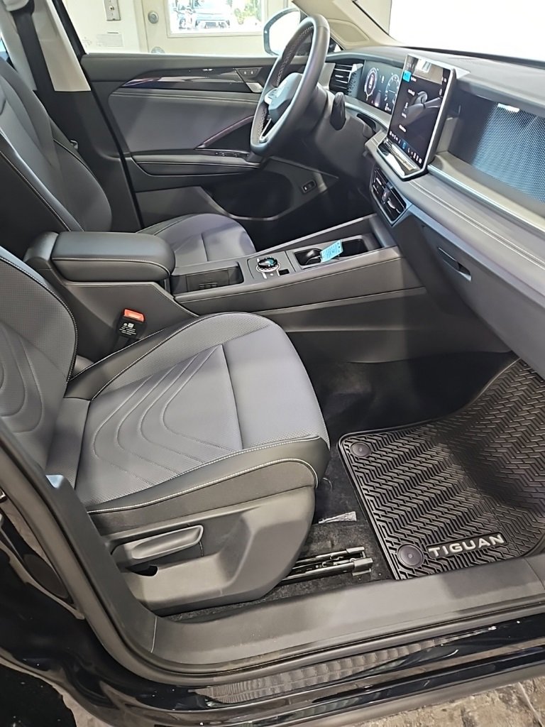 New 2025 Volkswagen Tiguan SE image 13