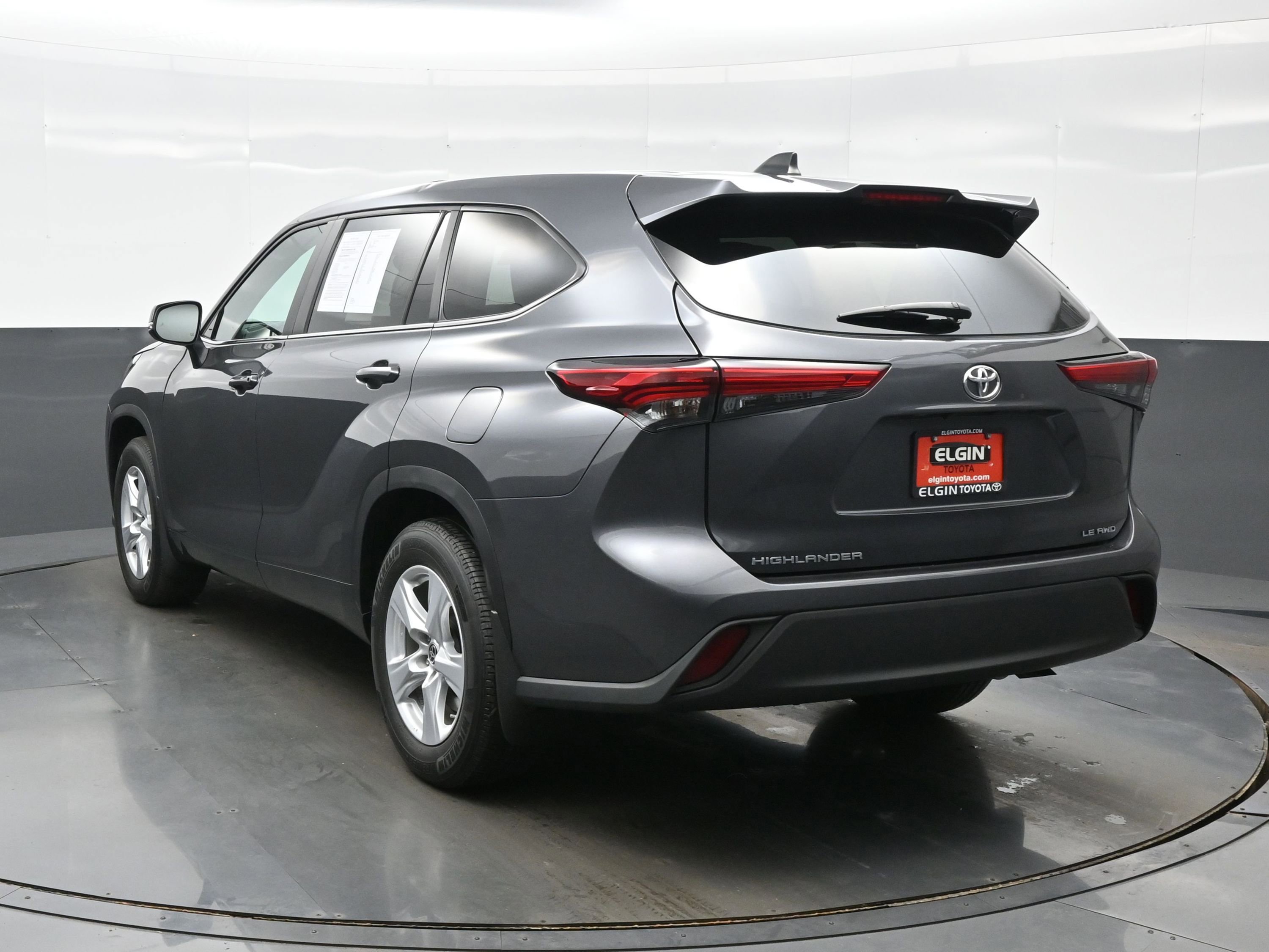 Used 2023 Toyota Highlander LE AWD/4WD image 4