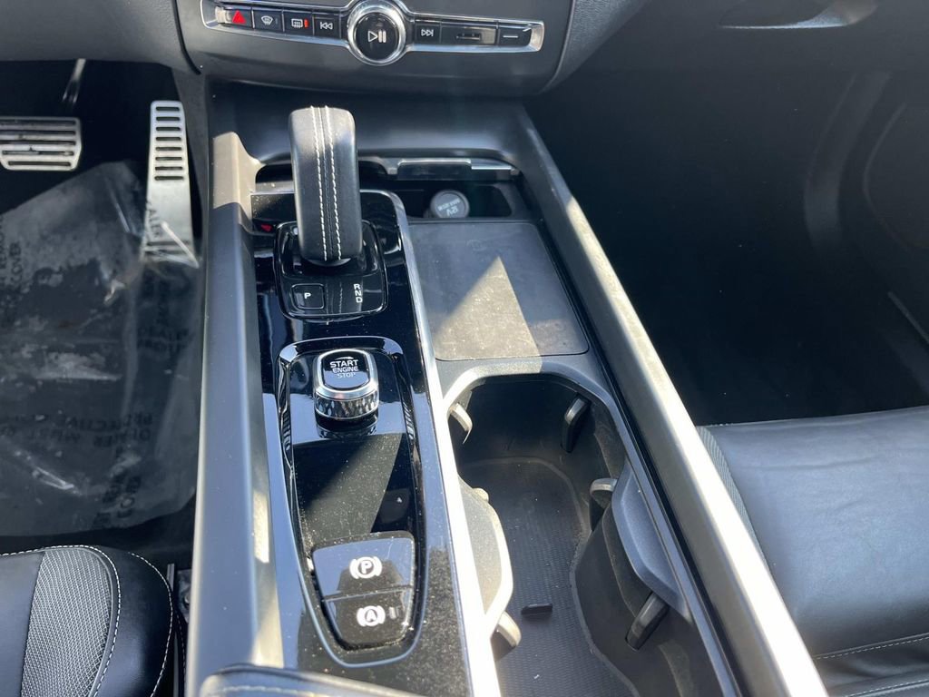 Used 2022 Volvo XC60 B5 R-Design w/ Climate Package image 35