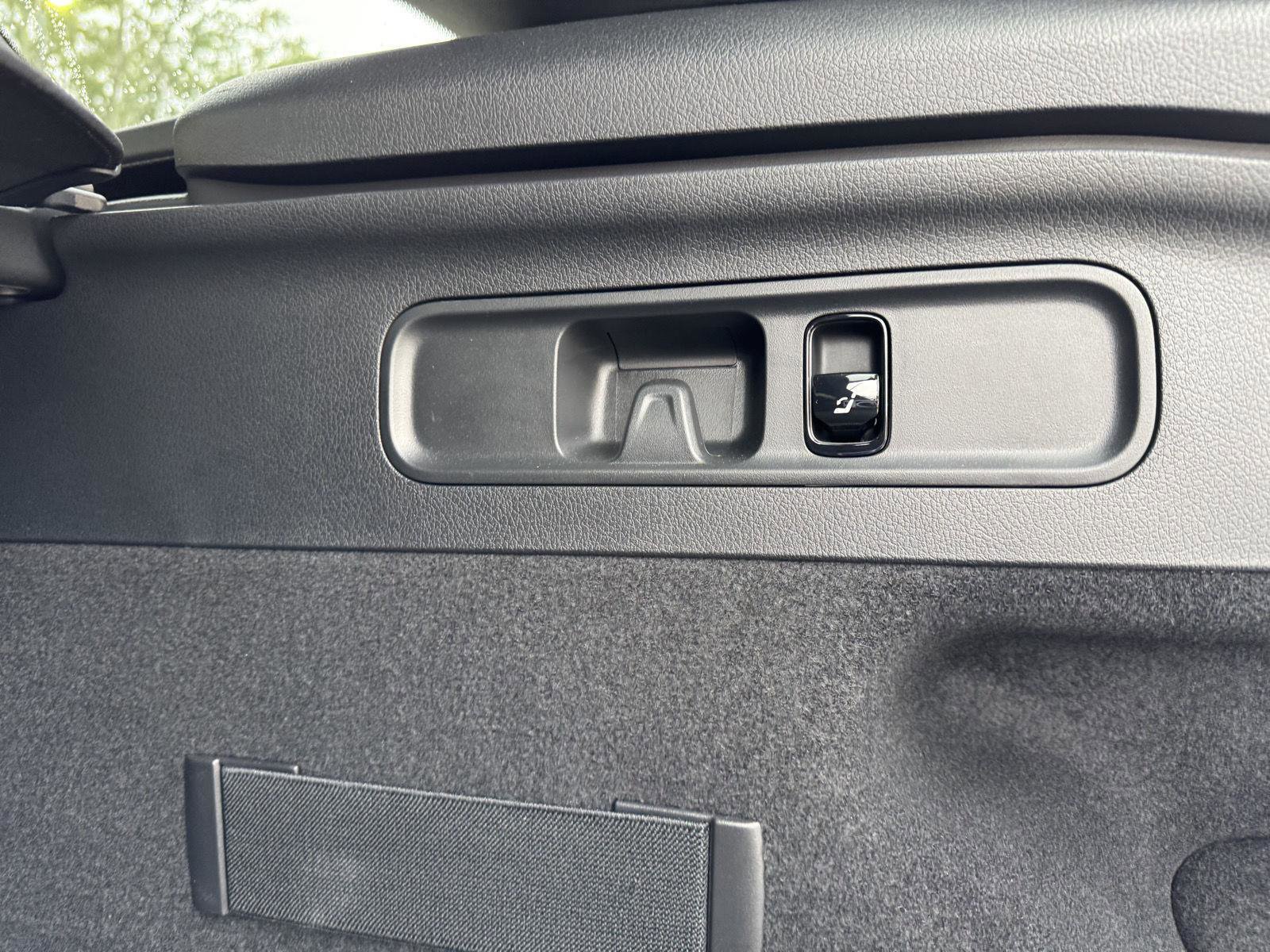 Certified 2025 Mercedes-Benz GLC 300 image 26