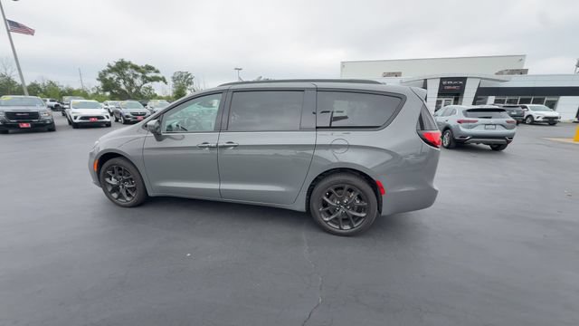 Used 2021 Chrysler Pacifica Touring-L w/ Uconnect Theater Family Group AWD/4WD image 6
