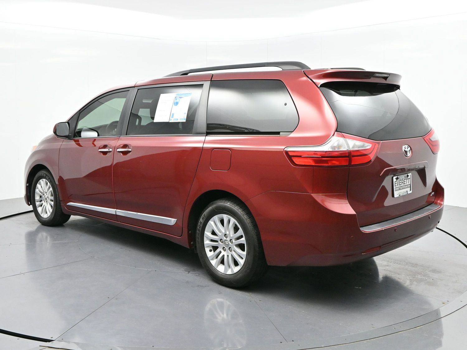 Used 2017 Toyota Sienna XLE w/ XLE Navigation Package FWD image 5